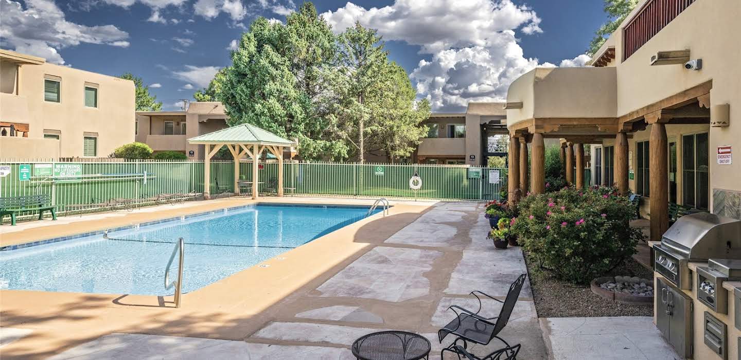 Apartment with pool