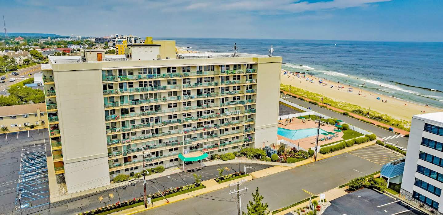 Apartment with terrace and pool