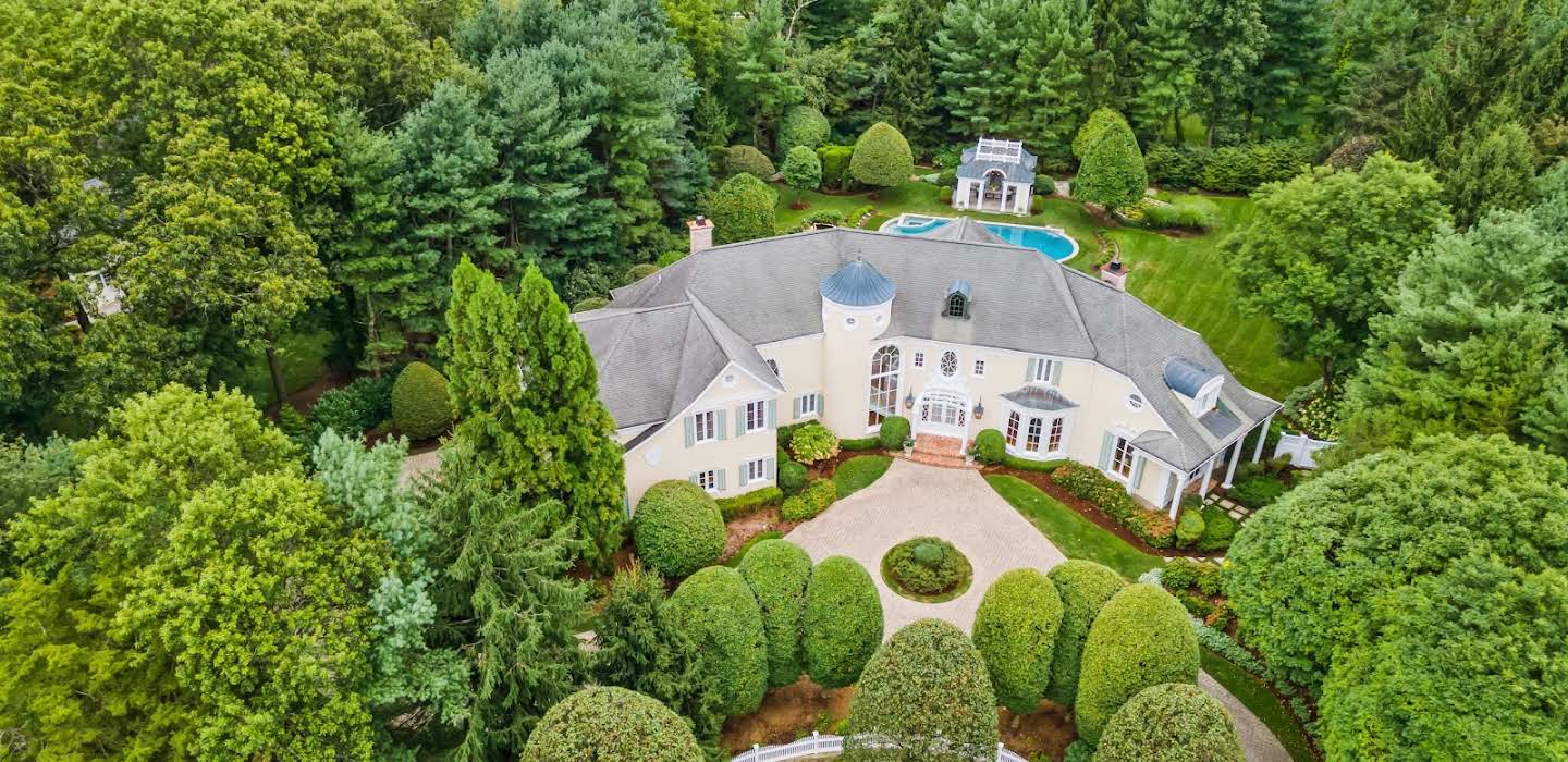 House with pool and garden