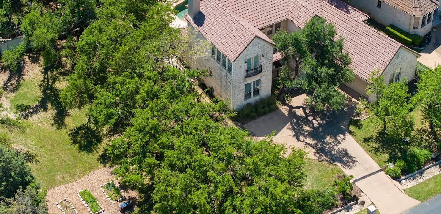 House with pool and garden